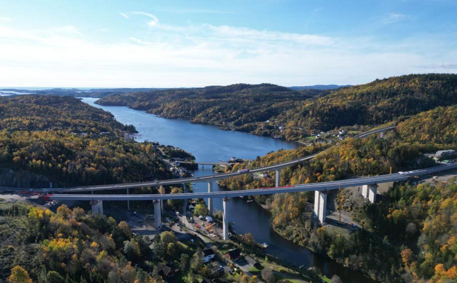 In Norway, the front cantilever of the northern deck of the future Langangen Bridge has been dismantled