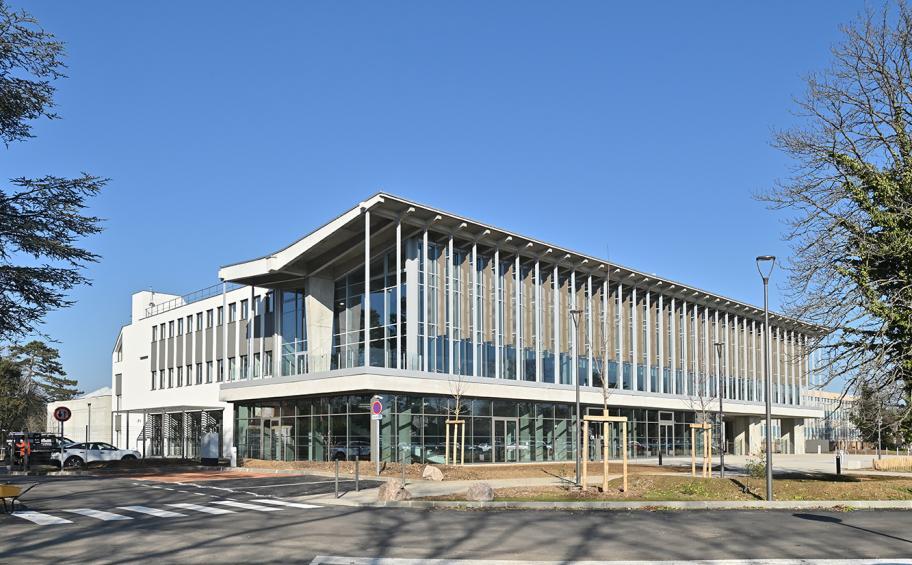 Less than 2 years to transform the Digital Campus of the Auvergne-Rhône-Alpes Region: mission accomplishedOn March 17, 2025, Eiffage Construction handed over the newly renovated Digital Campus in Charbonnières-les-Bains to the Auvergne-Rhône-Alpes Region.