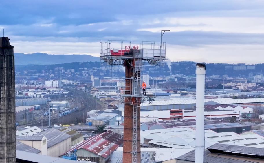 Déconstruction réussie d’une cheminée industrielle par Demcy