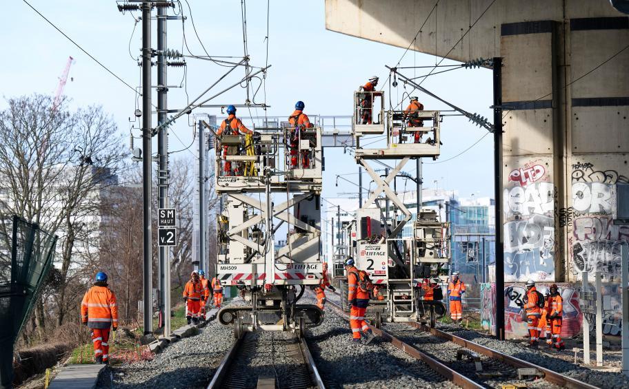Eiffage Rail régénère les caténaires et les installations électriques du RER B