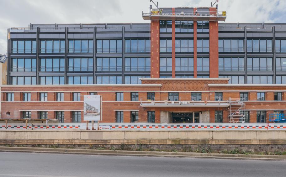 Delivery of Eiffage Construction’s New Eco-Responsible Headquarters: La Distillerie in Saint-Ouen!