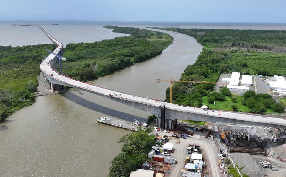 Sur le projet Puerto Antioquia, le pont qui enjambe le Rio Leon mis en service et plus de 1 000 pieux battus !