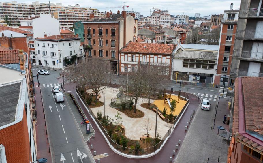 À Toulouse (31), Eiffage Route a métamorphosé la place Roquelaine en square végétalisé