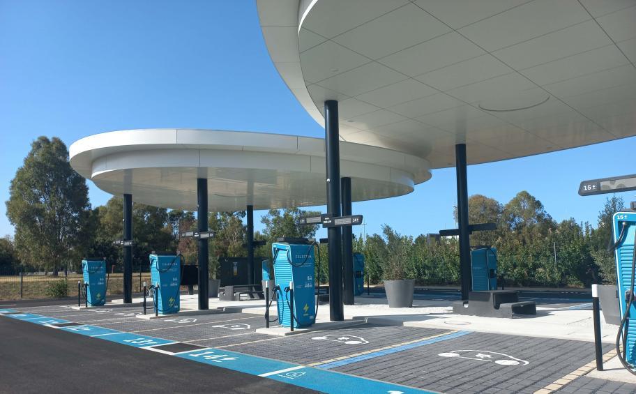 Charging stations at Blagnac airport : a 100% green energy station