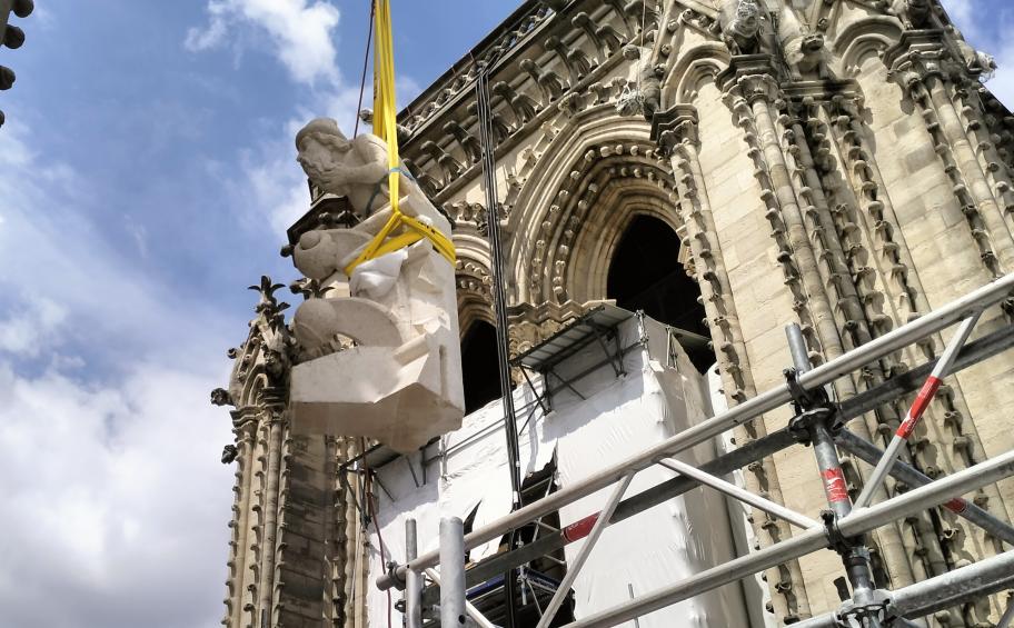 Notre-Dame de Paris : nos équipes sont mobilisées sur le grutage des chimères et le remplacement des pierres du chemin de ronde !