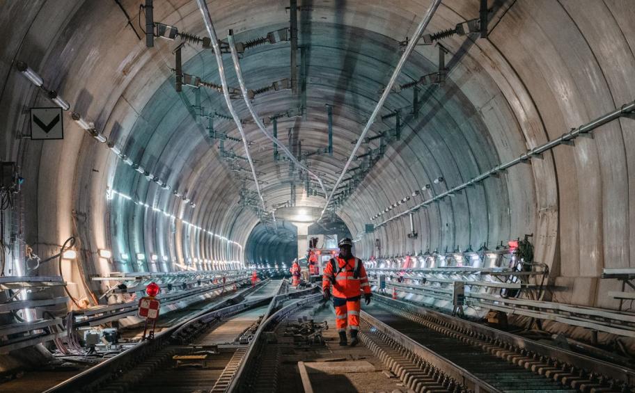 Sur le chantier EOLE, Eiffage Rail installe des armoires EALE