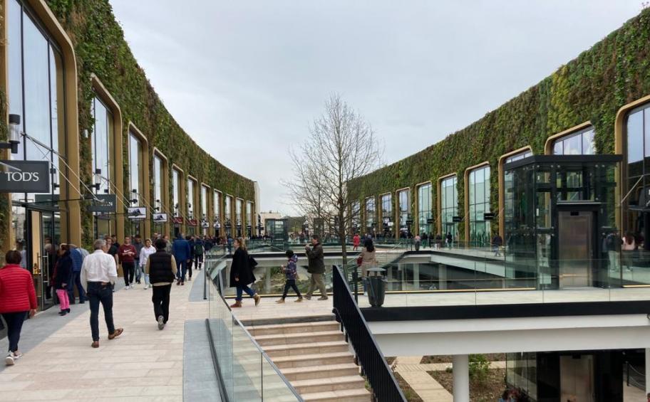 Le Village des Marques McArthurGlen Paris-Giverny, réalisé par Eiffage Construction, ouvre ses portes au public