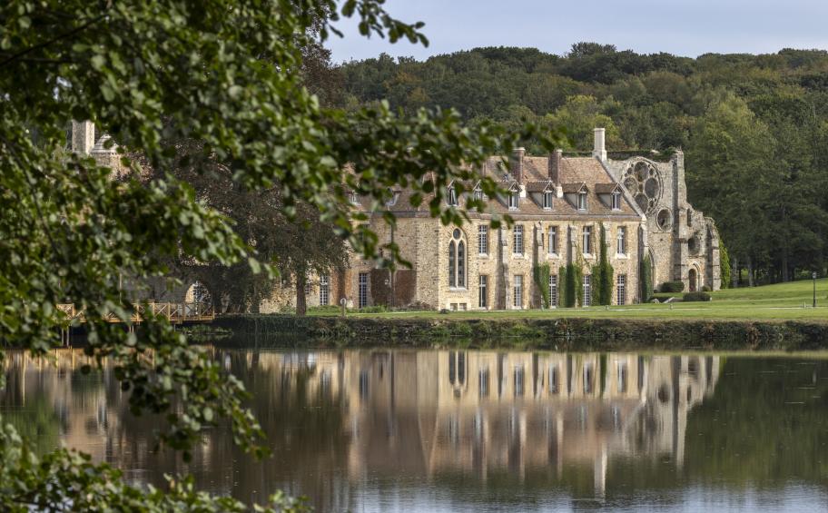 Pradeau Morin transforme une ancienne Abbaye Cistercienne du XIIème siècle en un bijou hôtelier