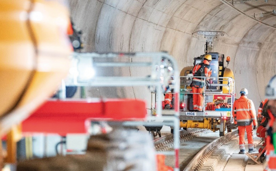 Eole: start of work Catenaries in the tunnel