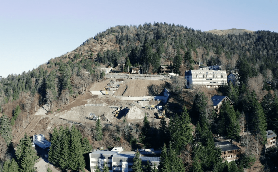 Au cœur du Cantal, Eiffage Génie Civil conforte le rocher du Cerf qui surplombe la station de ski du Lioran
