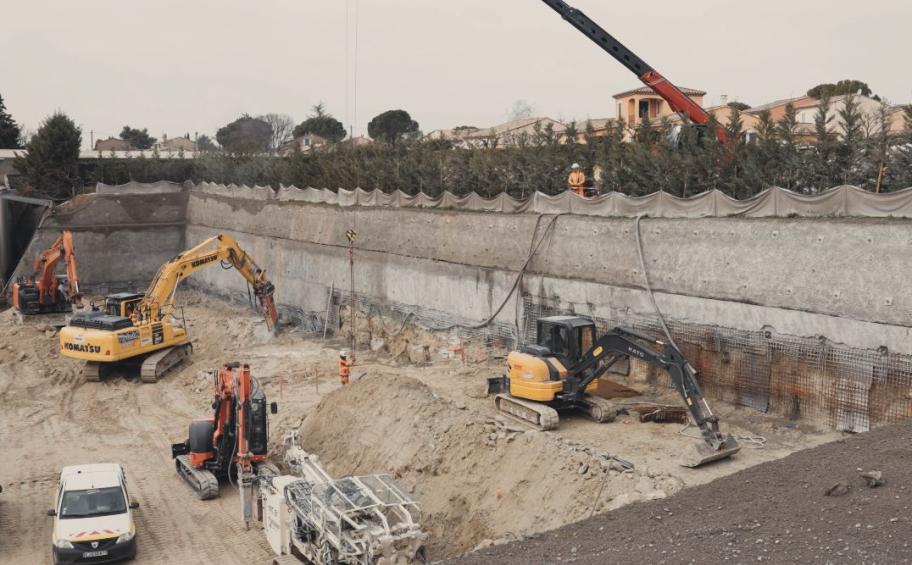 Les équipes Fondations d’Eiffage Génie Civil réalisent les travaux d’extension des laboratoires et de la zone de quai de l’Hyper U de Pertuis (84)