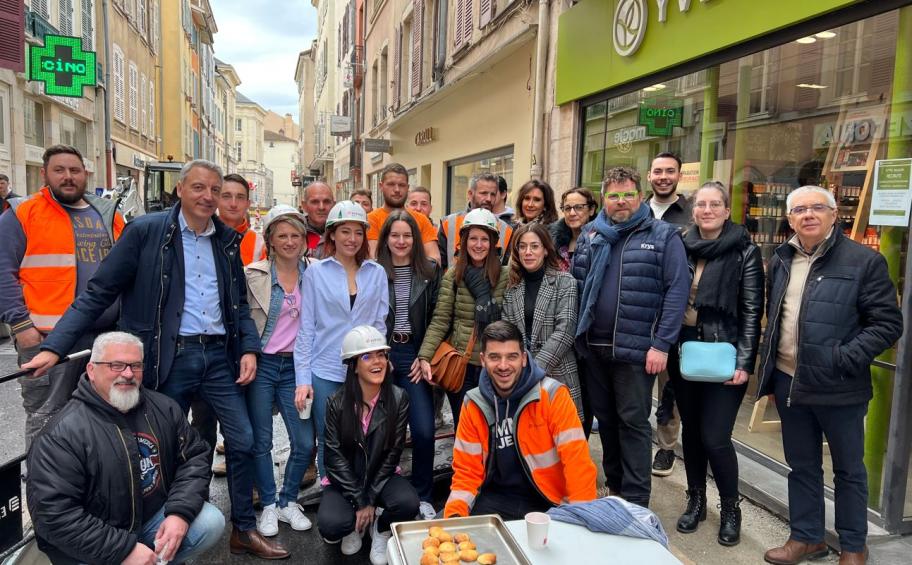 À Mâcon (71), la réhabilitation de la rue Carnot se finit de la meilleure des manières pour les équipes d'Eiffage Route