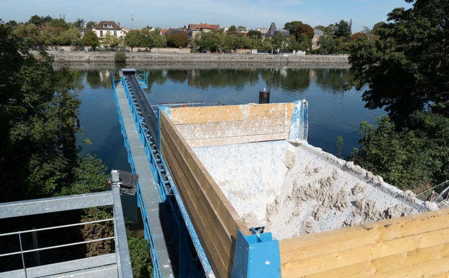 Sur le chantier VL8 d'Eiffage Génie Civil, le premier bateau d'évacuation des déblais a été chargé