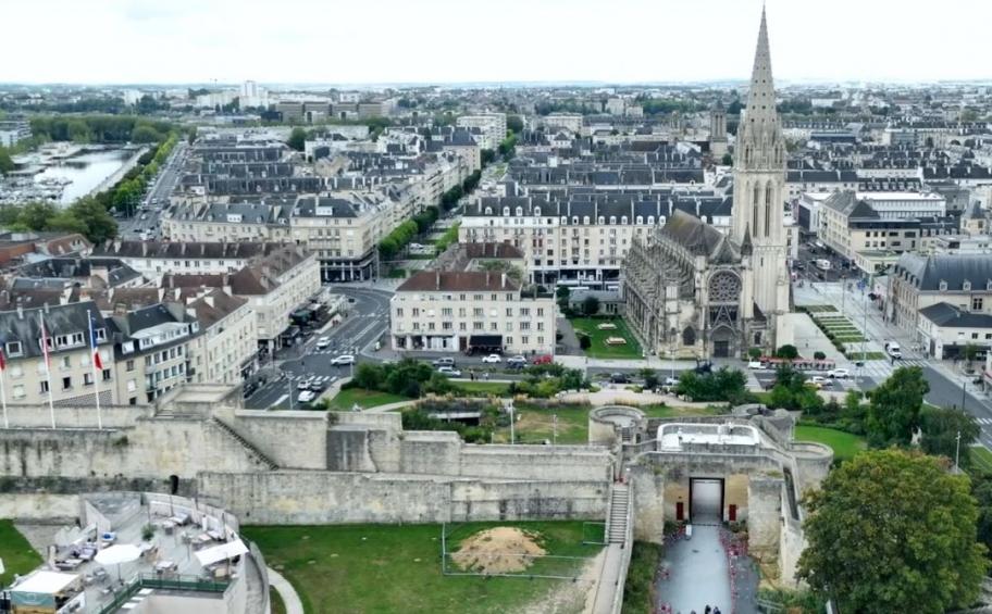 Eiffage Route rénove la cour du château de Caen (14)