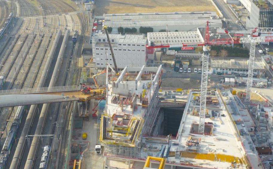 Dans la future gare de Saint-Denis - Pleyel, Eiffage Génie Civil à réalisé la pose des poutres PRS