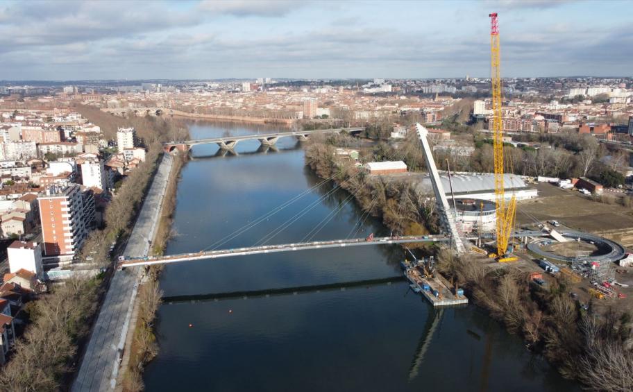 À Toulouse, Eiffage Génie Civil a posé le dernier tronçon du tablier de la passerelle Robert Poujade