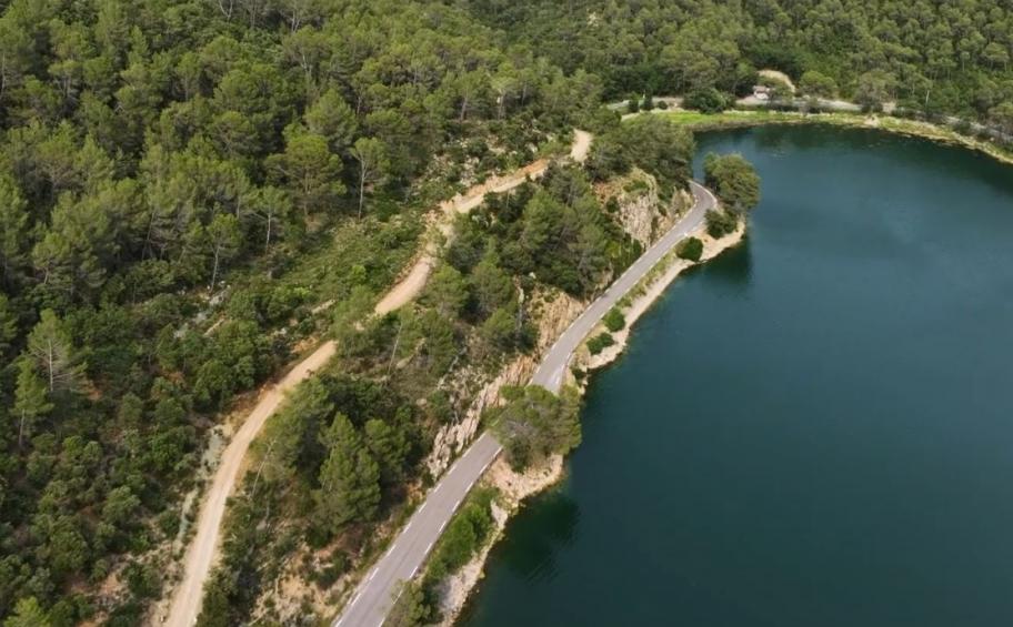 Eiffage Route gives a new lease of life to the RD13 road beside Carcès lake (83)