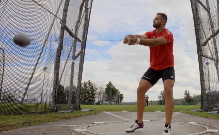 Yann Chaussinand, a management controller at Forézienne in the morning, and a hammer thrower in the afternoon.